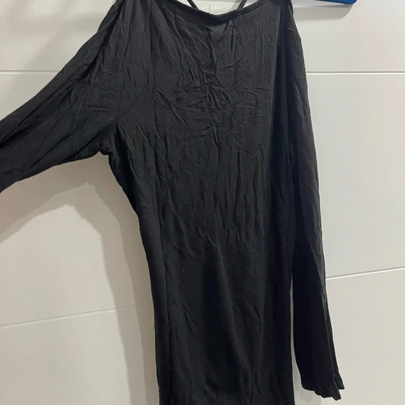 Size large but could fit a medium used one time in black - Picture 3 of 4